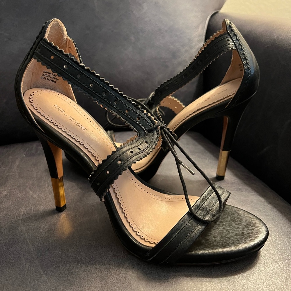 NEW Pour La Victoire Black Leather Shanna Scalloped Tie Front Sandals Heels 9.5